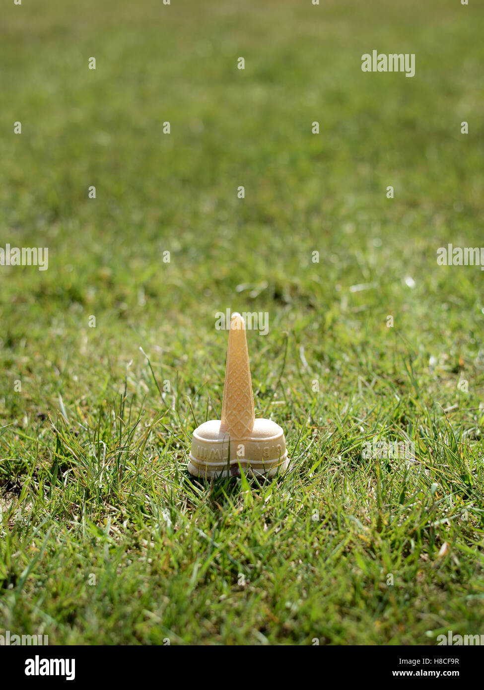 Kind fiel Eiswaffel Gras an einem heißen Sommertag Stockfoto