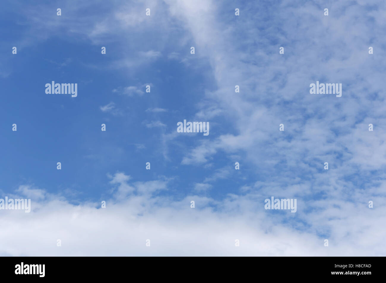 Wolke am blauen Himmel tagsüber hohe Ansicht. Stockfoto