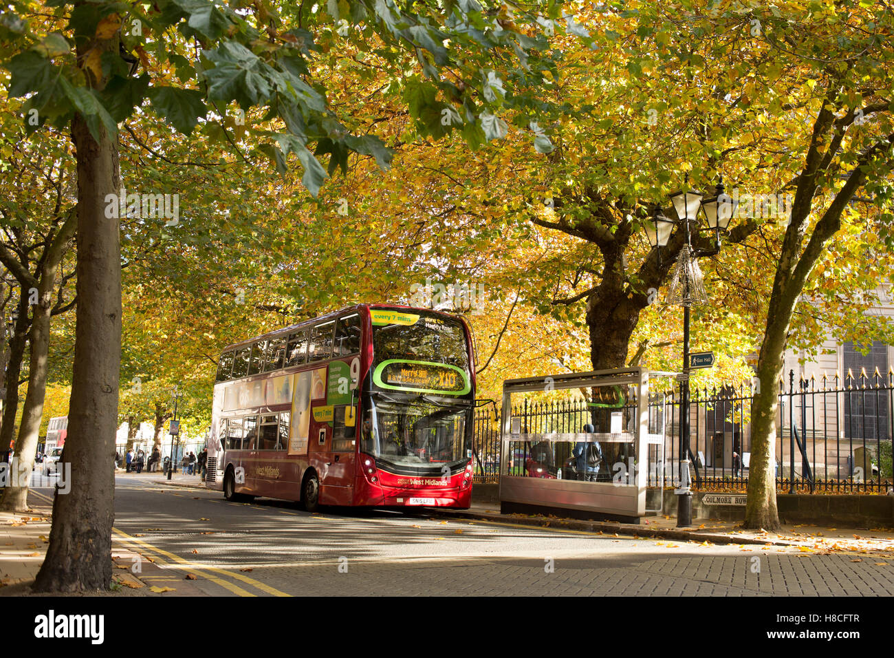 Ein National Express West Midlands Nummer 9 Bus verlassen des Standes auf Colmore Reihe Birmingham in der Nähe der Kathedrale. Stockfoto