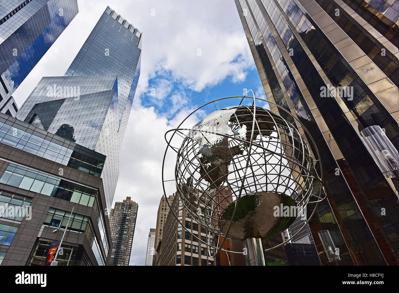 Globus und Wolkenkratzer im Columbus Circle in New York City Stockfoto