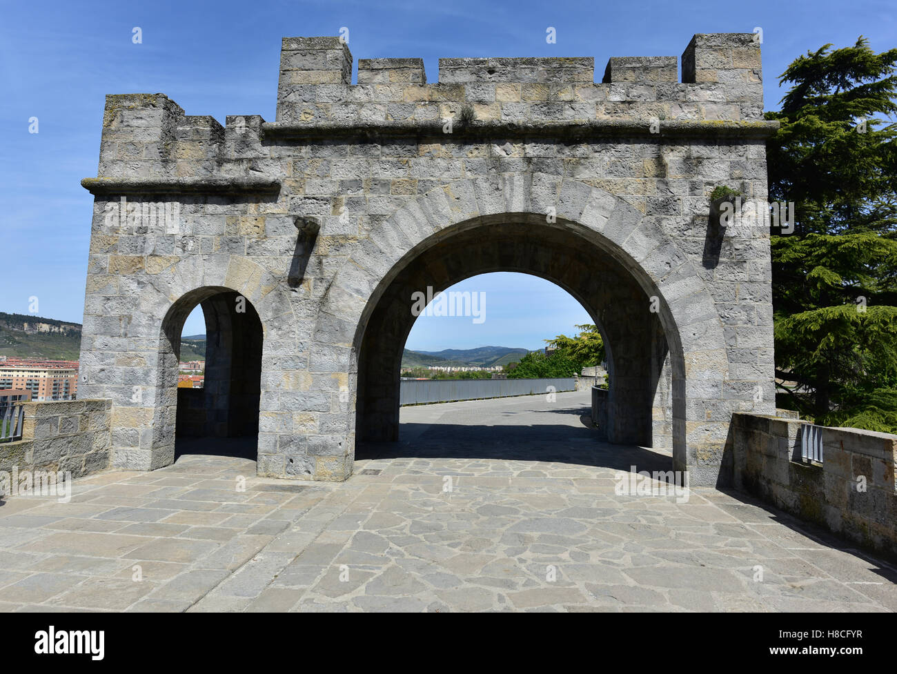 Wand-Stadttor und Pfad in Pamplona, Spanien Stockfoto