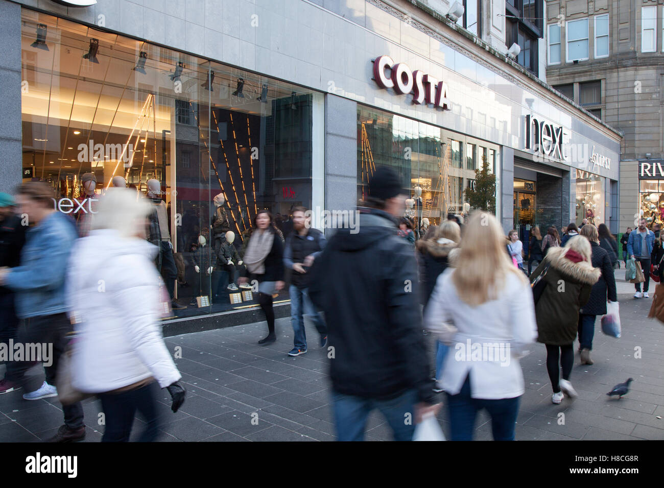 Costa Coffee Shop & Weihnachten windows Erscheinen im nächsten Läden in den Straßen von Liverpool One als Samstag shopper Jagd für festliche präsentiert, das Stadtzentrum von Liverpool, Merseyside, UK Stockfoto