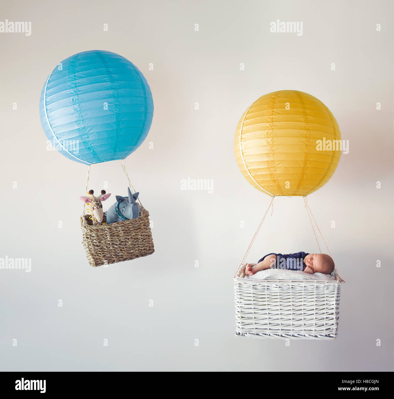 Ein neugeborenes Baby und seinen ausgestopften tierischen Freunden in zwei kleine Luftballons Stockfoto