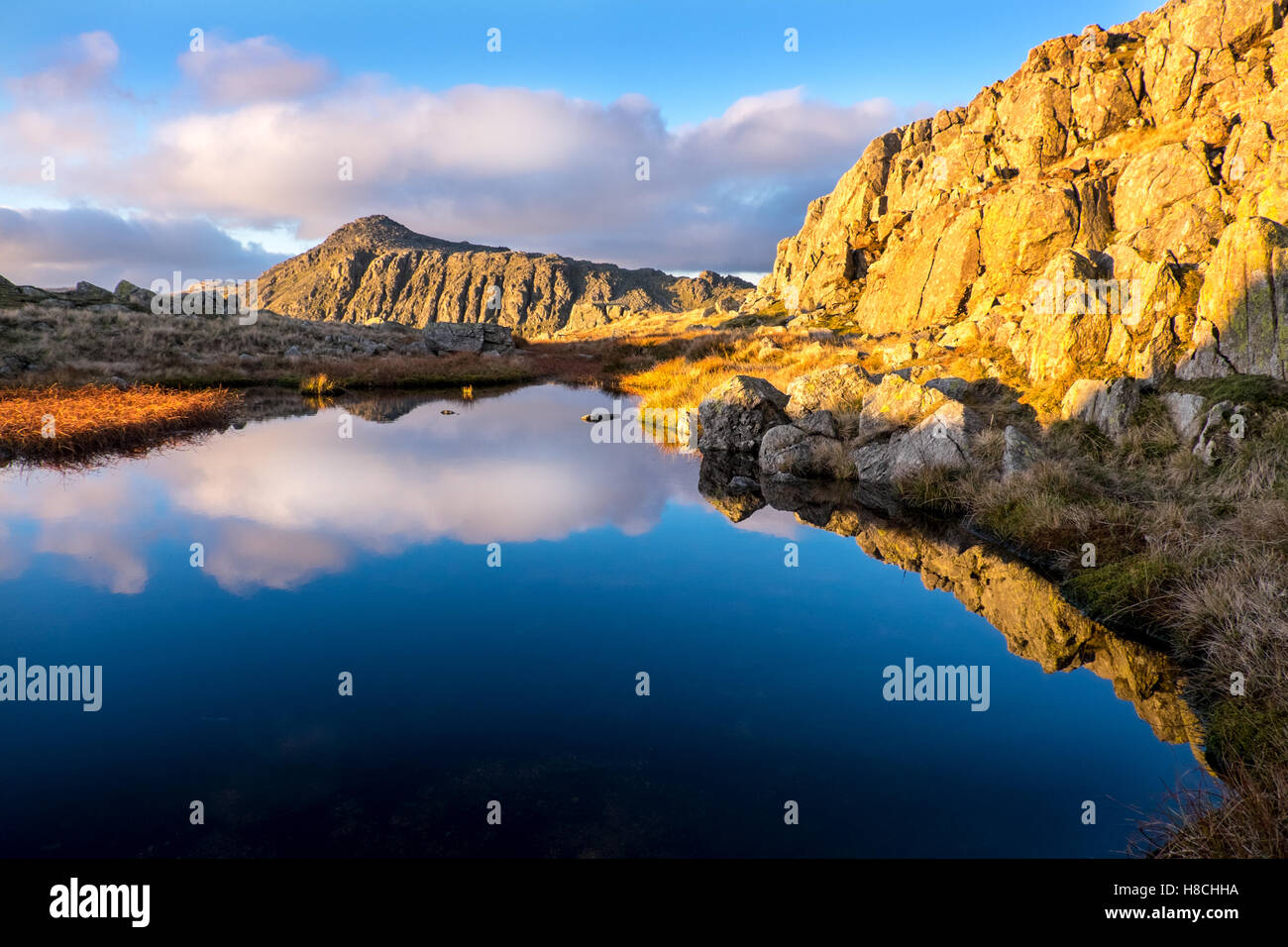 Mountain pool und Bowfell im Lake District, gesehen von der Verbindung Ridge zu Crinkle Crags Stockfoto