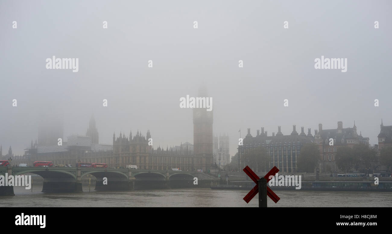 Herbstmorgen Nebel in London Big Ben während der Hauptverkehrszeit hüllt. Stockfoto