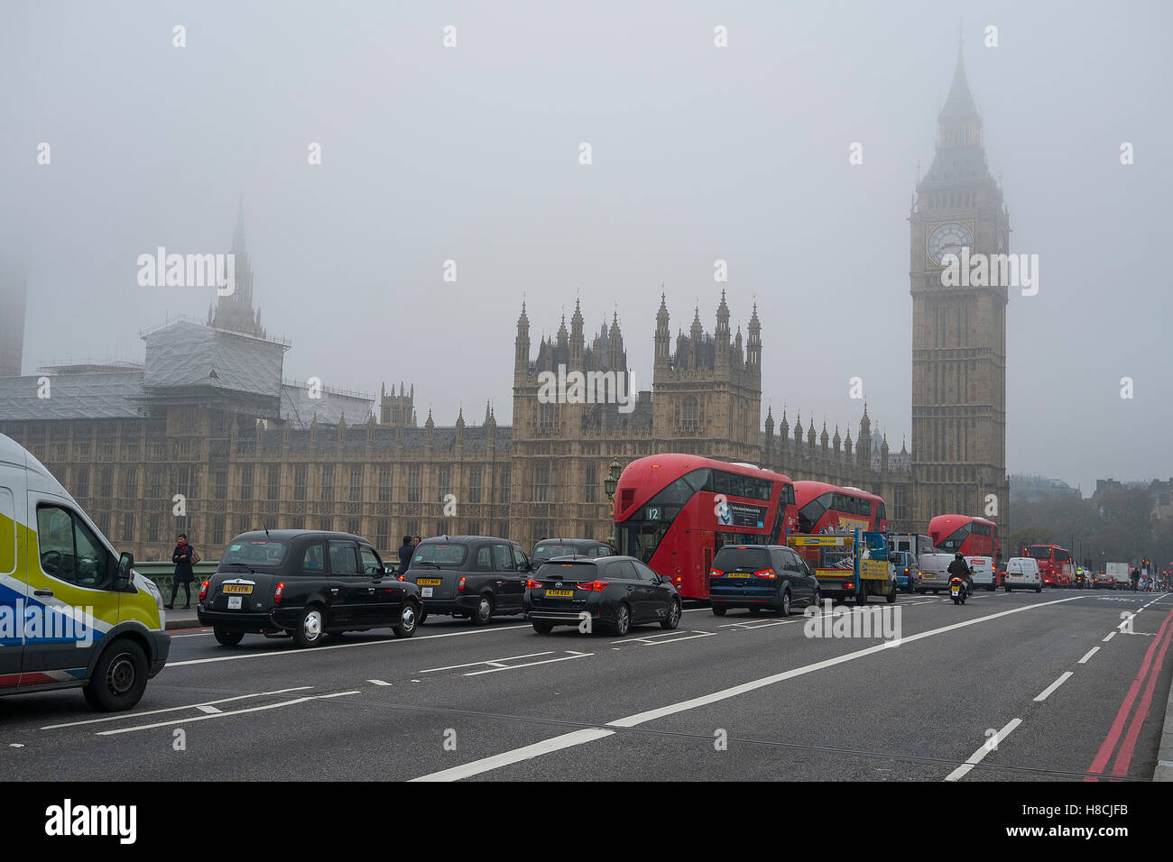 Herbstmorgen Nebel in London Big Ben während der Hauptverkehrszeit hüllt. Stockfoto