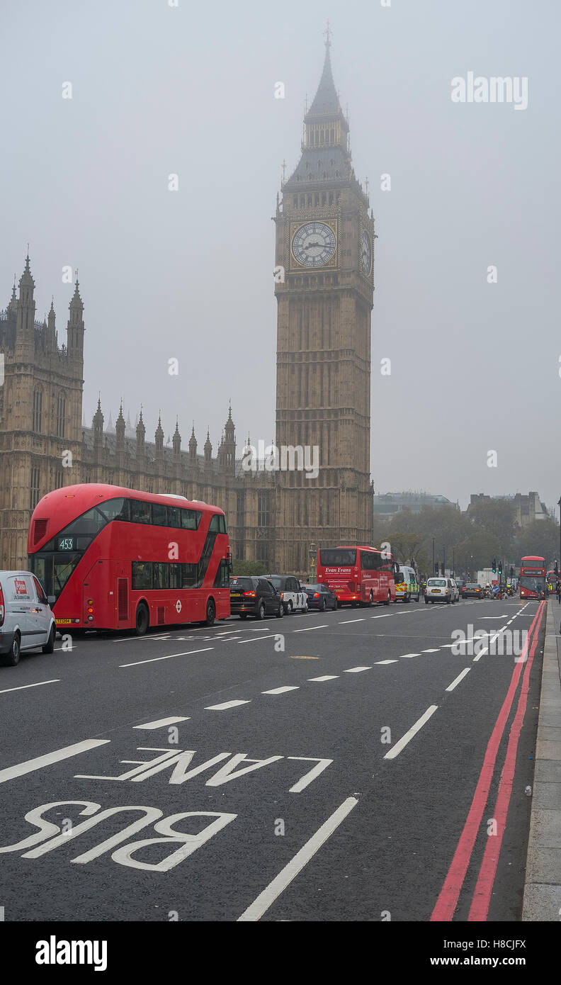 Herbstmorgen Nebel in London Big Ben während der Hauptverkehrszeit hüllt. Stockfoto