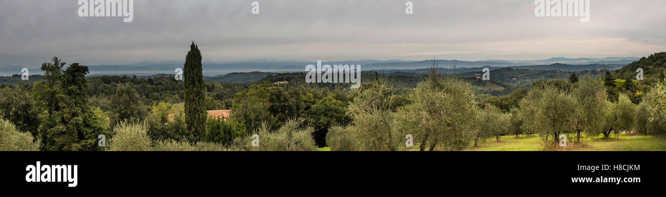 Blick über die toskanischen Hügel und Berge in Italien Stockfoto