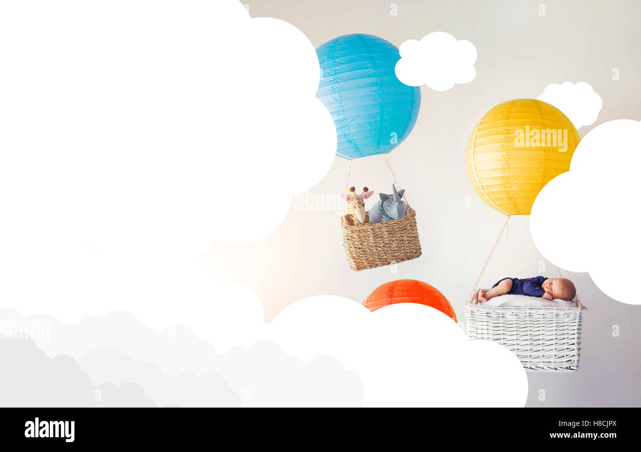 Ein neugeborenes Baby und seinen ausgestopften tierischen Freunden in zwei Luftballons in den Wolken Stockfoto