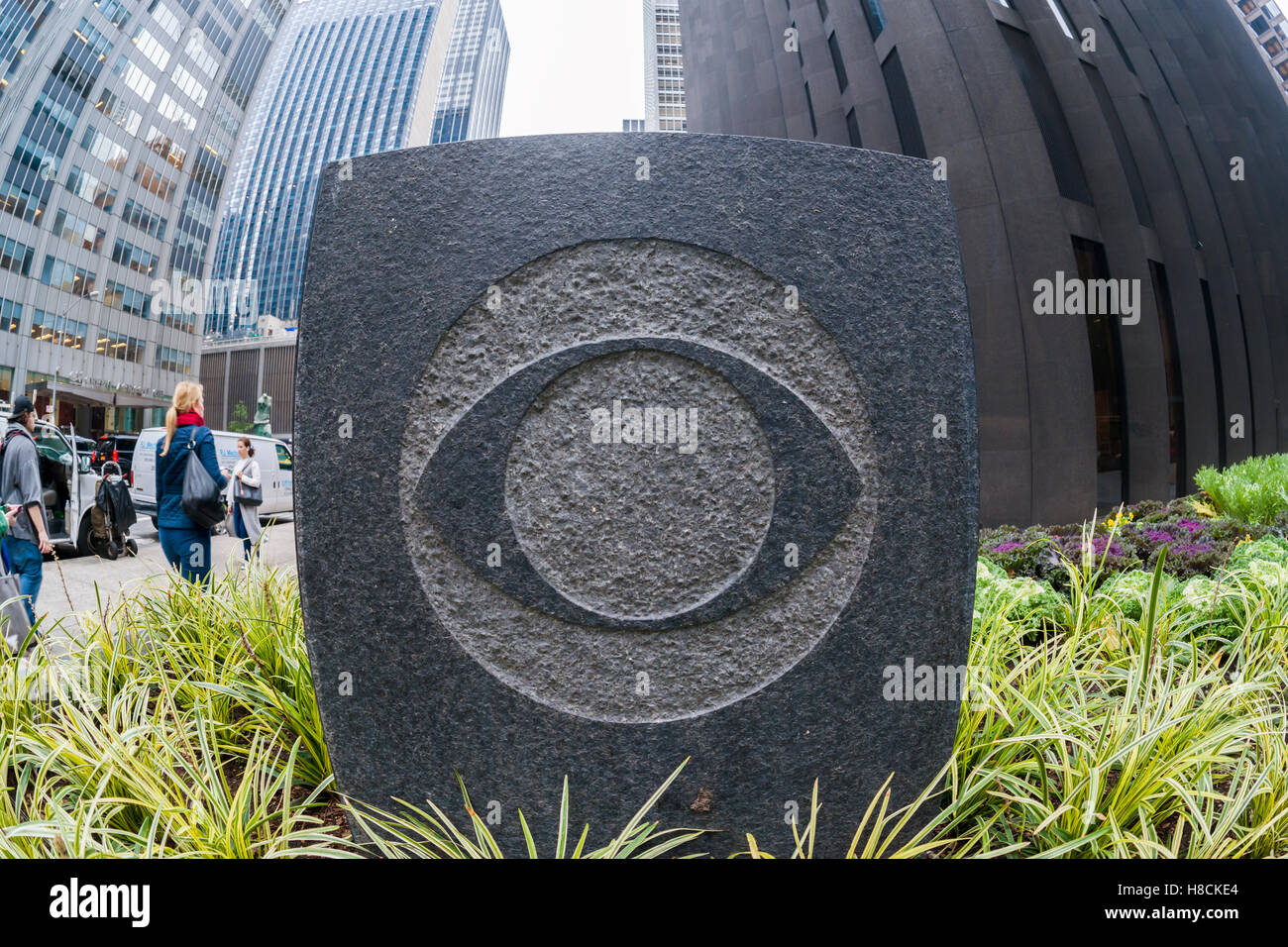 Ein dekoratives Element mit dem CBS-Logo außerhalb von Black Rock, die CBS-Hauptquartier in New York auf Donnerstag, 3. November 2016. CBS corp. ist die dritte Quartal einen Gewinn heute nach der Glocke zu berichten. (© Richard B. Levine) Stockfoto