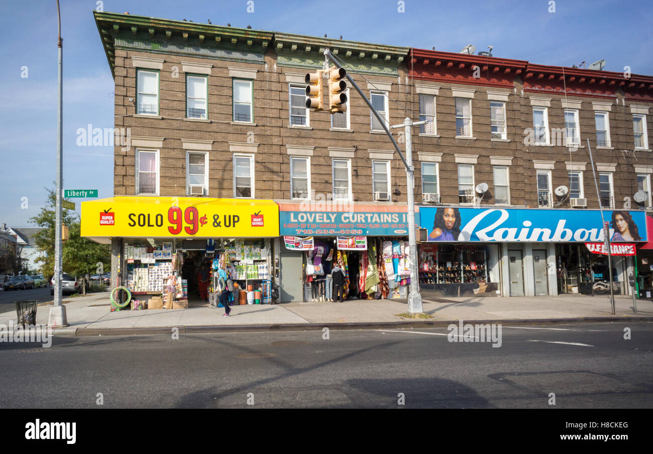 Unternehmen im Stadtteil City Line auf der Brooklyn-Queens-Grenze am Mittwoch, 2. November 2016 in New York. Die kleine Nachbarschaft ist eine Enklave für Bangladesch Einwanderer geworden. (© Richard B. Levine) Stockfoto