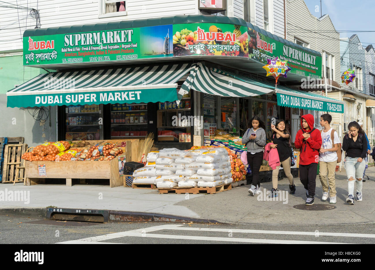 Ein Halal-Supermarkt im Stadtteil City Line auf der Brooklyn-Queens-Grenze am Mittwoch, 2. November 2016 in New York. Die kleine Nachbarschaft ist eine Enklave für Bangladesch Einwanderer geworden. (© Richard B. Levine) Stockfoto