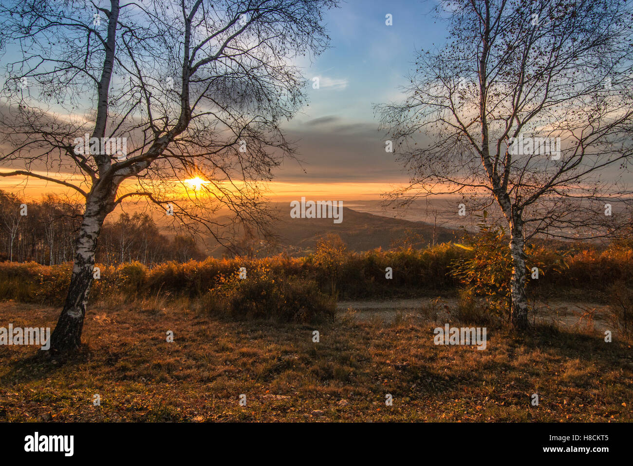 Einen wunderschönen Sonnenaufgang, aufgenommen im November von der Serra Morenica di Ivrea in Piemont Italien Stockfoto