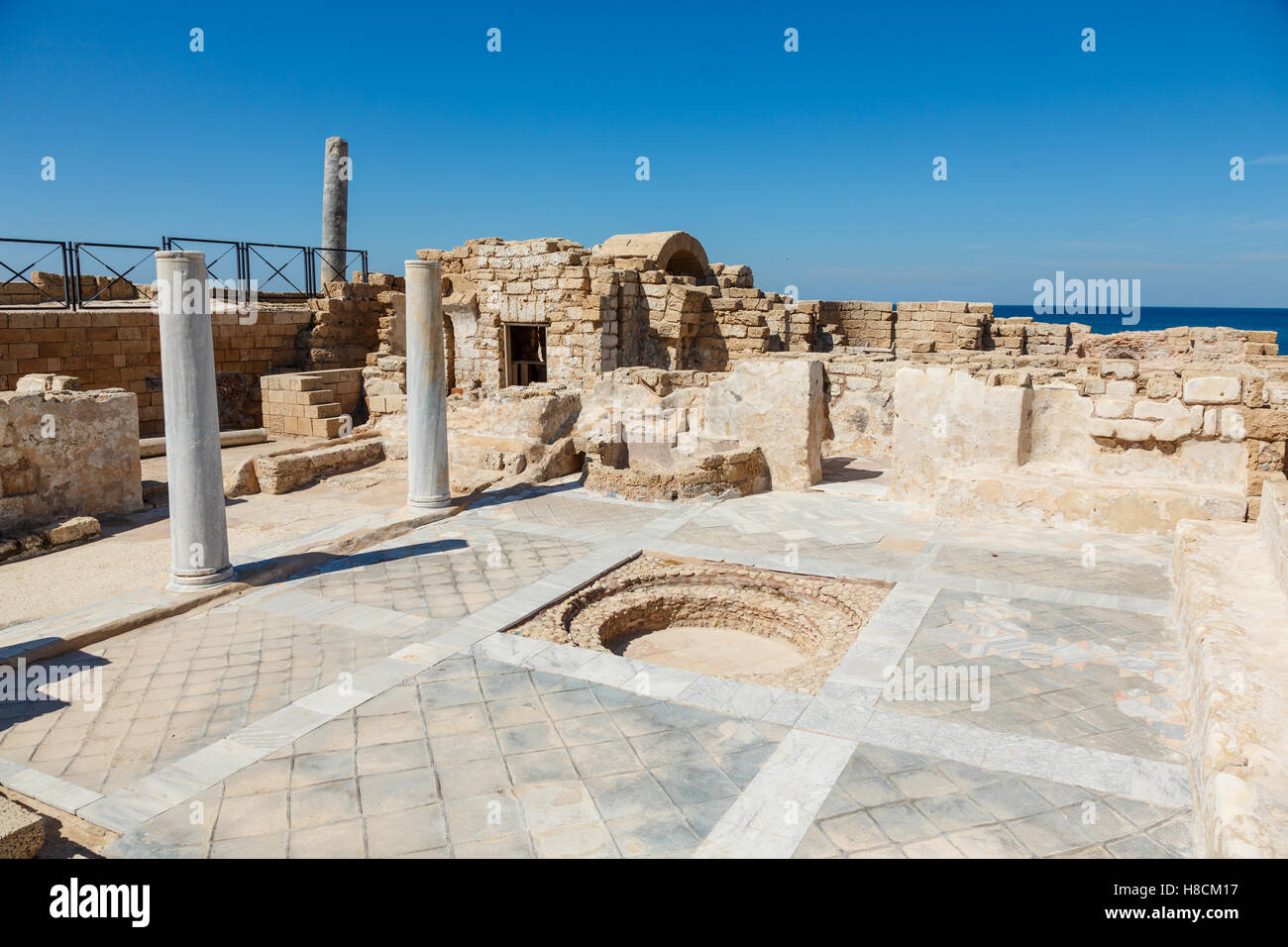 CAESAREA, ISRAEL - 2. April 2016: gut erhaltene Reste der alten byzantinischen Bades in Caesarea Maritima Nationalpark, Israel Stockfoto