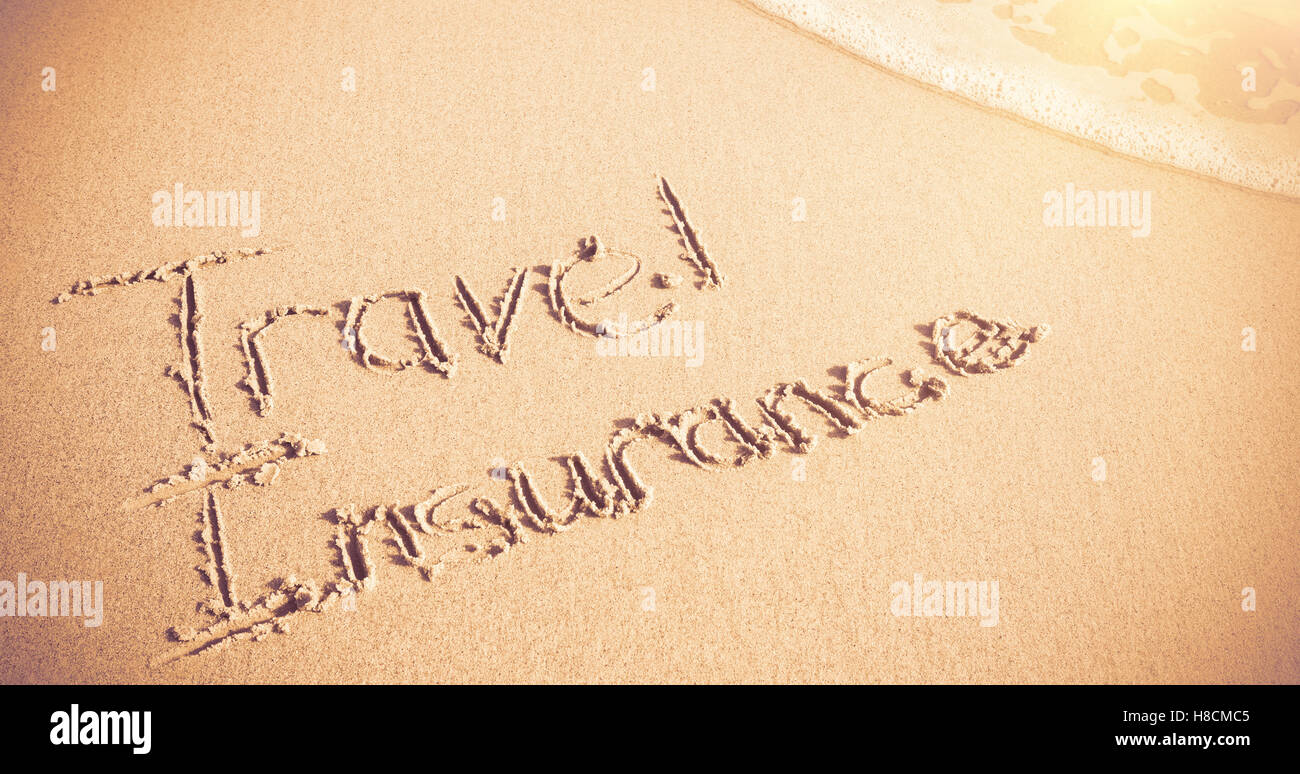 Reiseversicherung auf Sand geschrieben Stockfoto