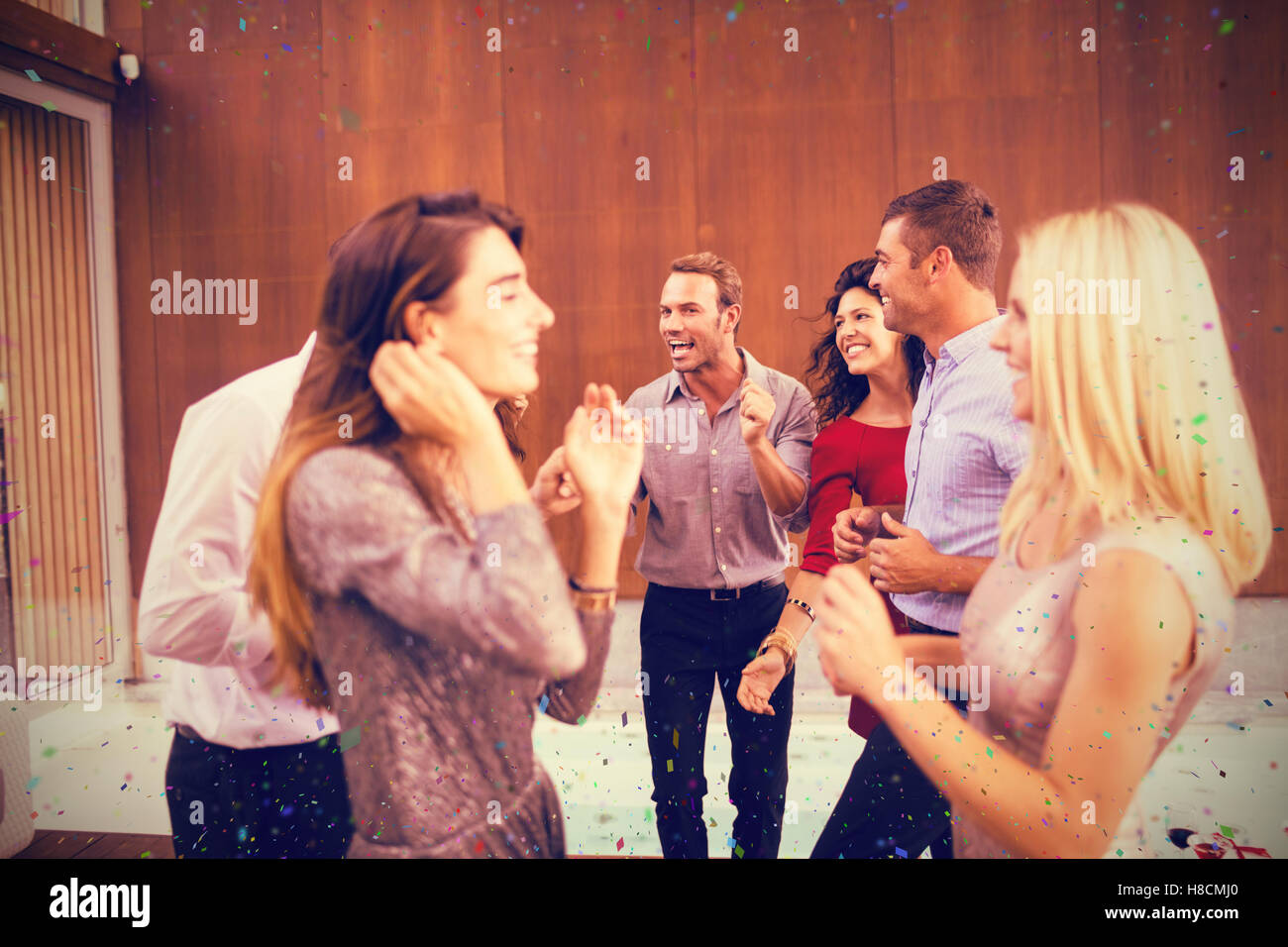 Zusammengesetztes Bild der Gruppe junger Freunde, Zeit miteinander zu verbringen Stockfoto