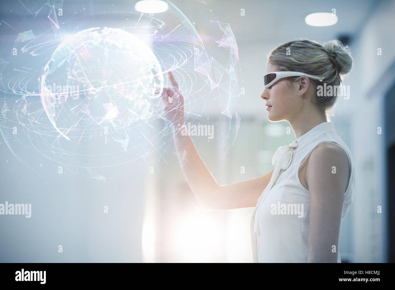 Zusammengesetztes Bild der globalen Technologie-Hintergrund in lila Stockfoto