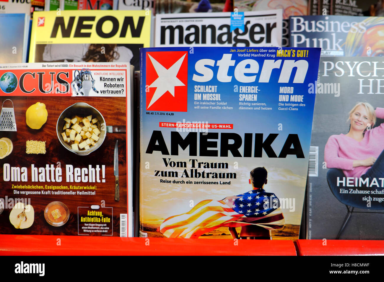 Die deutsche Zeitschrift Stern vordere Abdeckung Schlagzeile 'Amerika' an Zeitungskiosken, die amerikanische US-Wahl Wahl Berlin November 2016 KATHY DEWITT Stockfoto