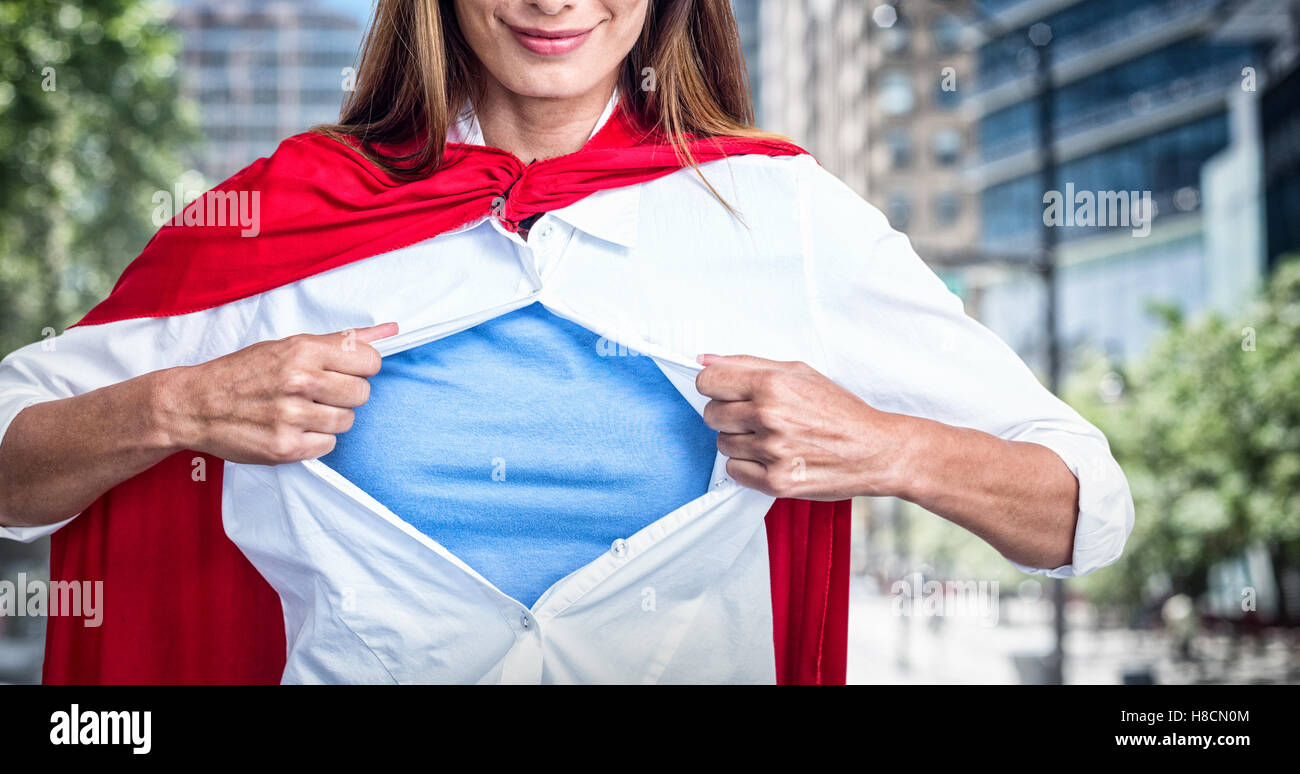 Zusammengesetztes Bild der Frau, die vorgibt, Superheld Stockfoto