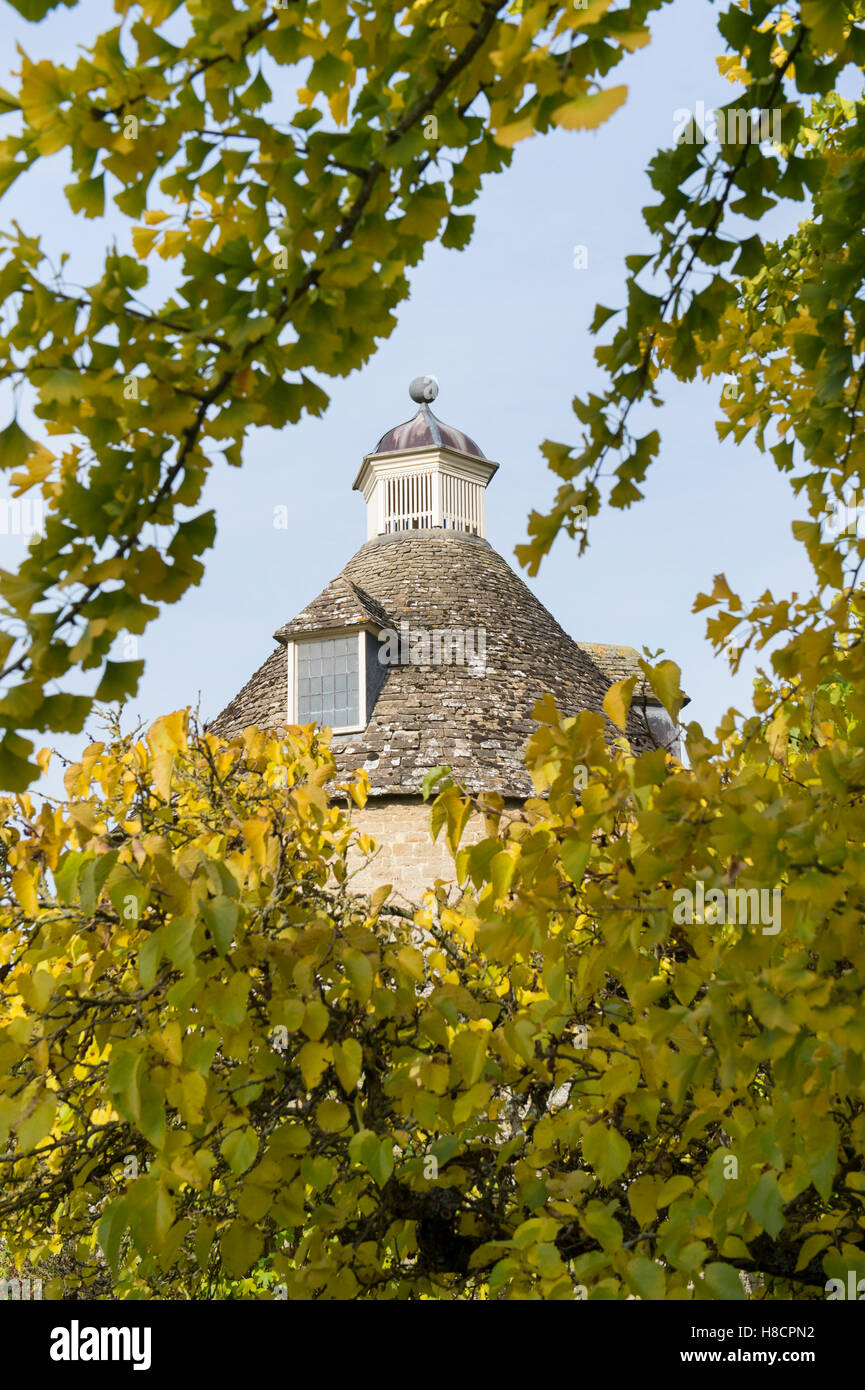 Taubenhaus und Garten im Herbst beim Rousham House and Garden. Oxfordshire, England Stockfoto