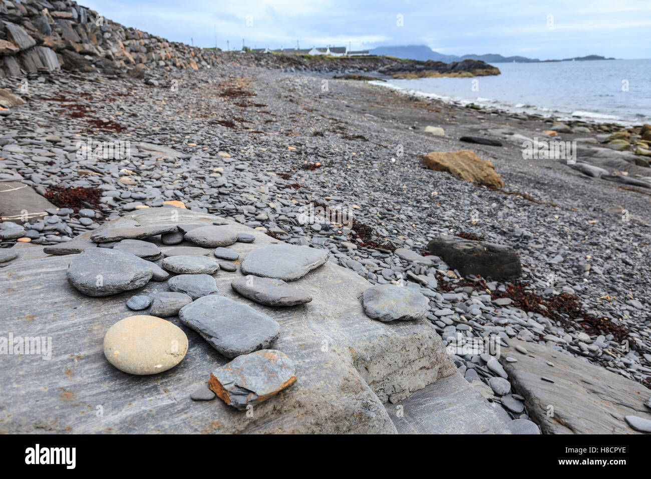 Schiefer Steinen am Strand von Cullipool, Luing Stockfoto