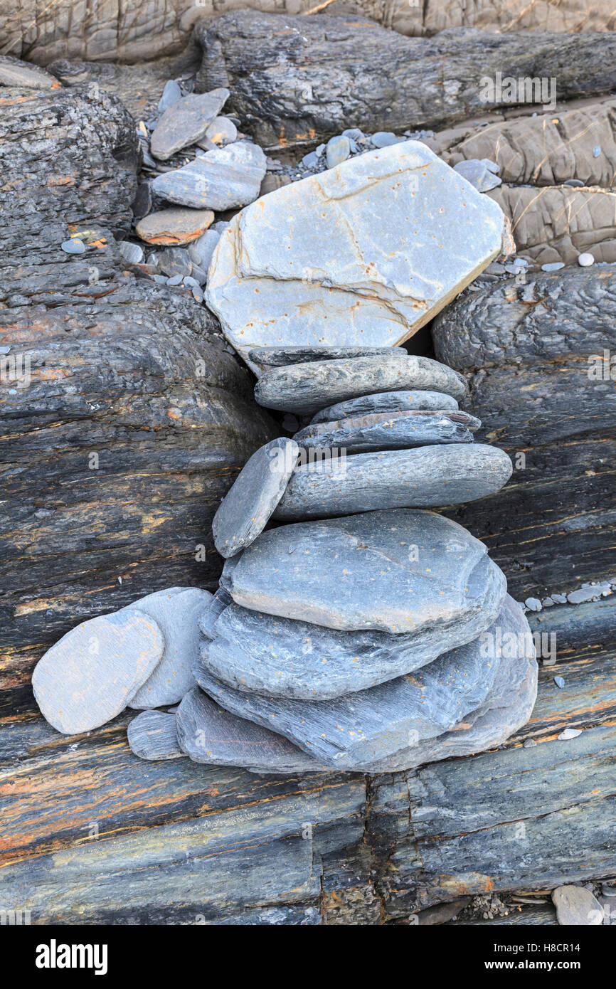 Schiefer Steinen am Strand von Cullipool, Luing Stockfoto