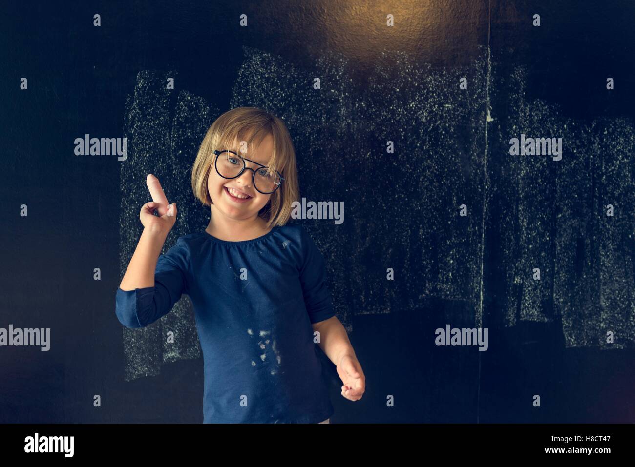 Kleine Mädchen Blackboard Bildungskonzept Stockfoto