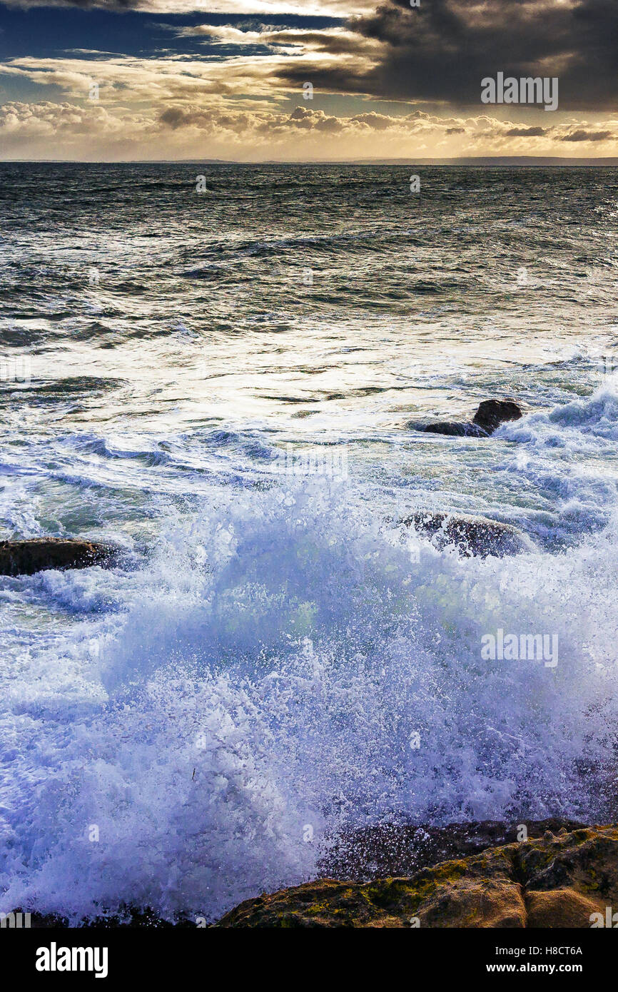 Wellen an Tarbat Ness brechen Stockfoto