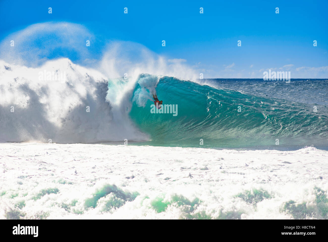 Bodyboarder auf Banzai Pipeline Hawaii, auf diesem Oktober Tag Wellen waren 15-20 Fuß. Stockfoto