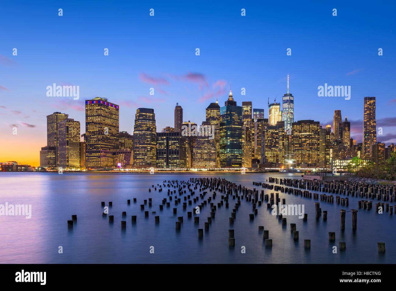 Skyline von New York City am East River. Stockfoto