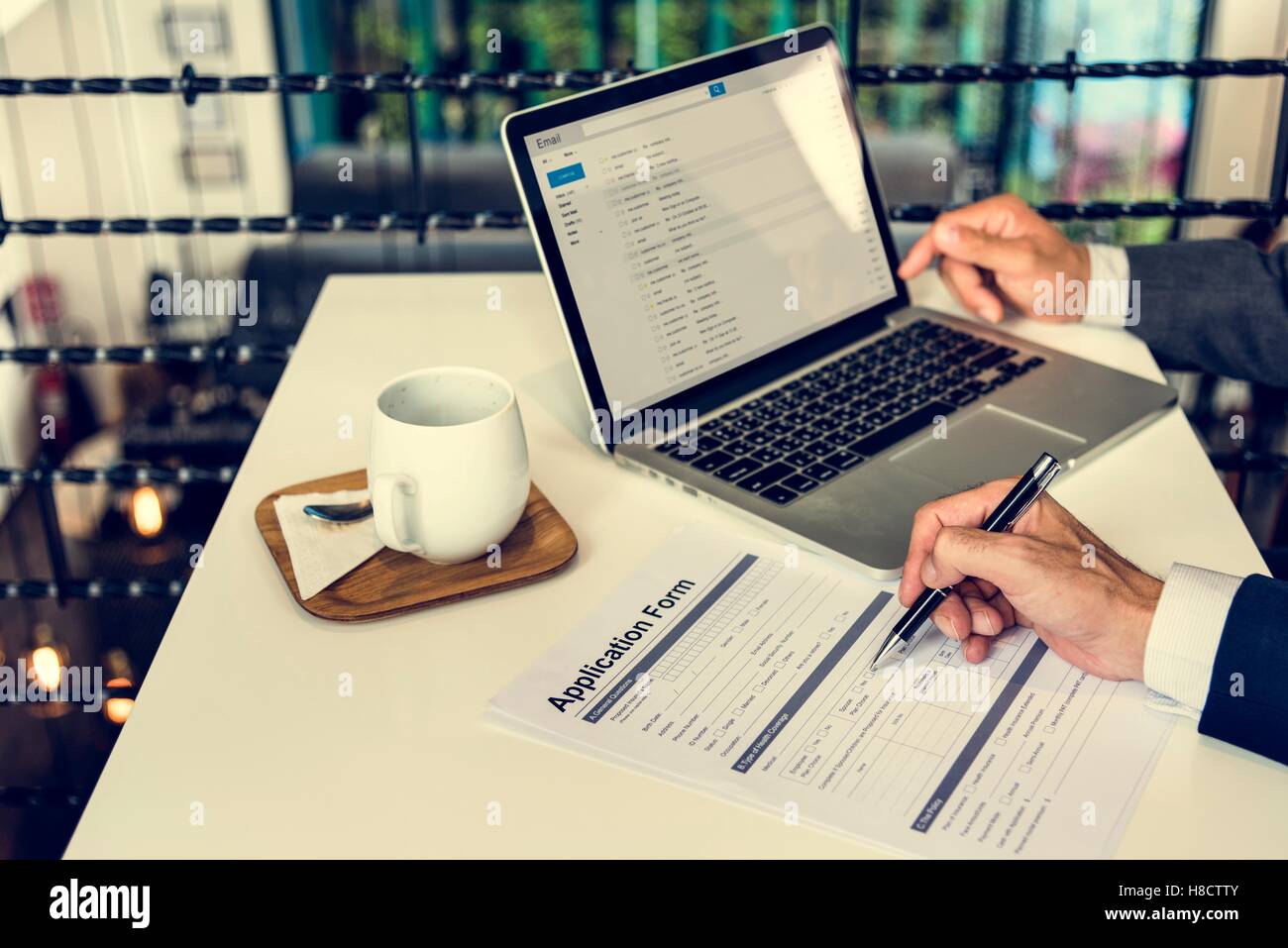 Business-Mann ausfüllen Anwendung Form-Konzept Stockfoto