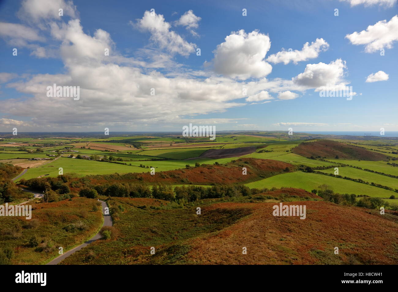 Landschaftsansicht östlich von oben Hardys Denkmal auf Blackdown Hügel in Richtung Poole und Bournemouth und gute Wolkengebilde Rollen Stockfoto