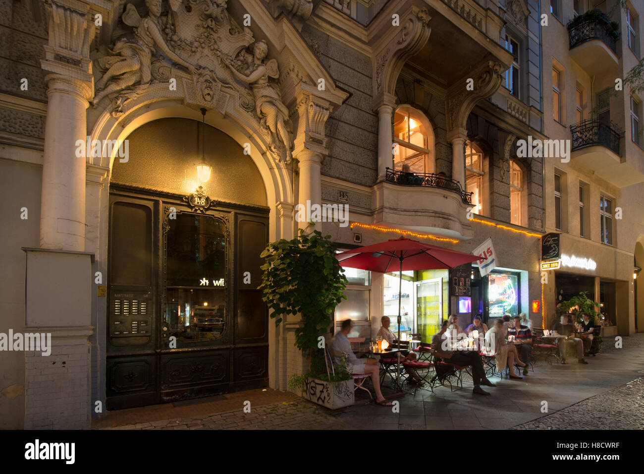 Schwarzes Café während der Sommerzeit, Kanstrasse Berlin-Charlottenburg, Deutschland Stockfoto