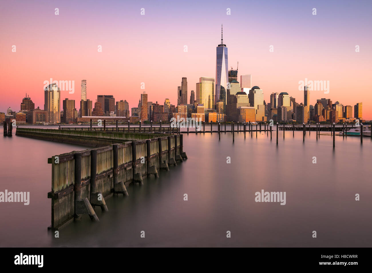 Skyline von New York City am Hudson River. Stockfoto