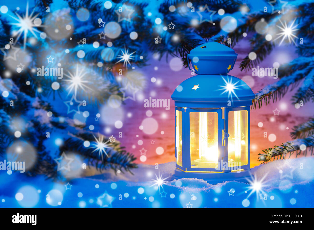 Leuchtende LED Deko Schneeflocke vor weissem Hintergrund Stock
