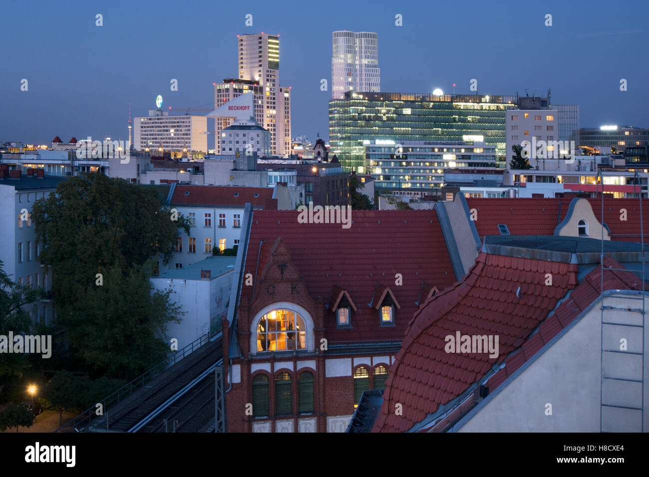 Blick vom Savigny Platz, Sqare, zum Westen der Stadt mit Wolkenkratzern Waldorf Astoria und Upper West, Berlin-Charlottenburg, Deutschland Stockfoto