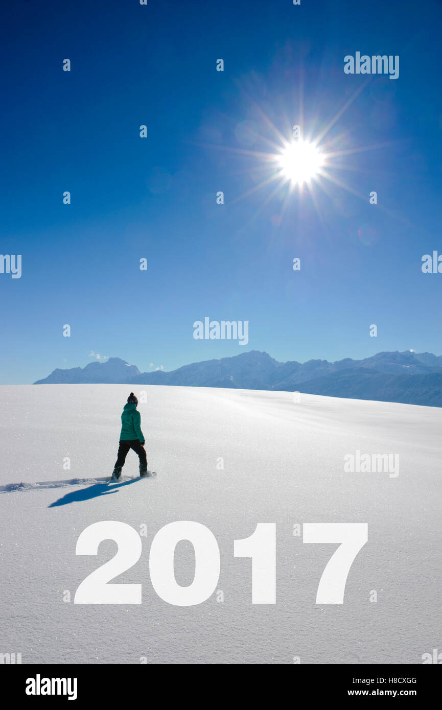 einzelne Wanderer im Schnee Sonne zu Neujahr 2017 Stockfoto