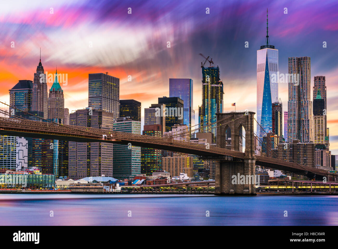 Skyline von New York City mit der Brooklyn Bridge und Financial District am East River. Stockfoto