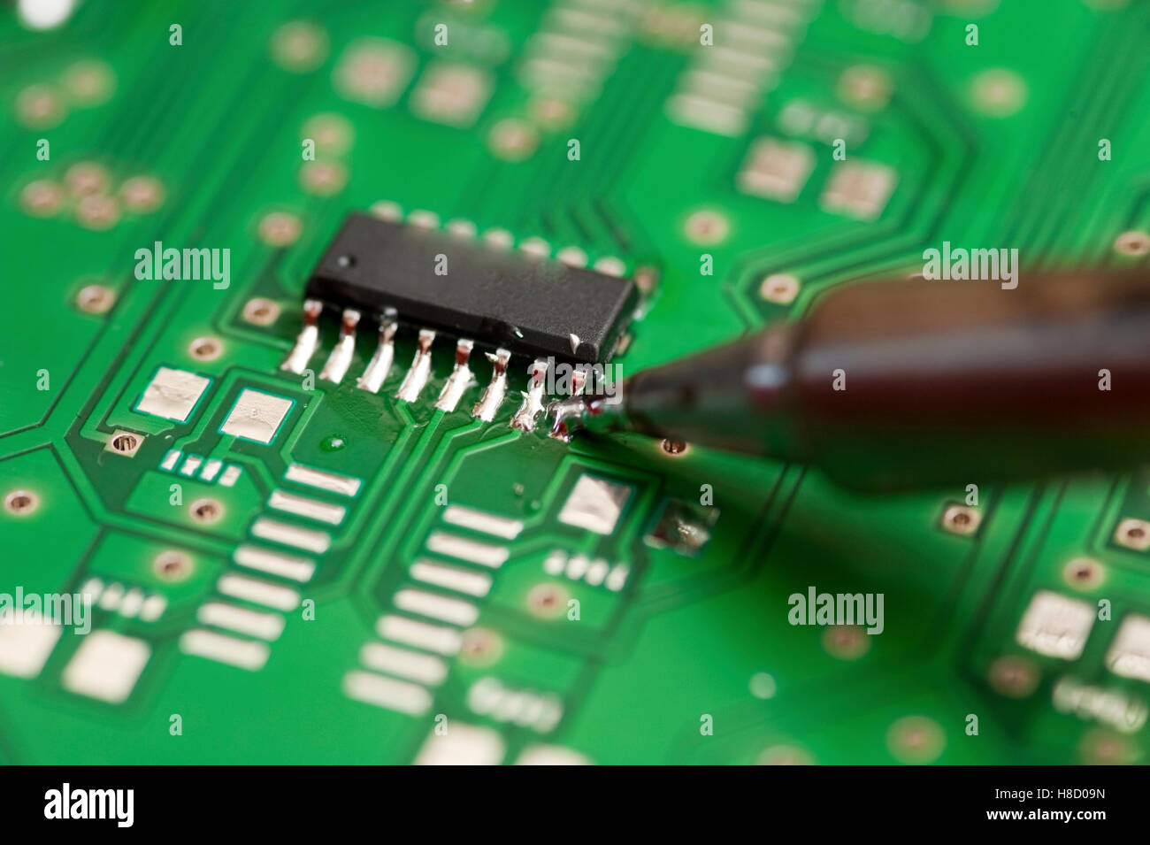 Ein elektronisches Bauteil auf eine Platine Löten Stockfotografie - Alamy