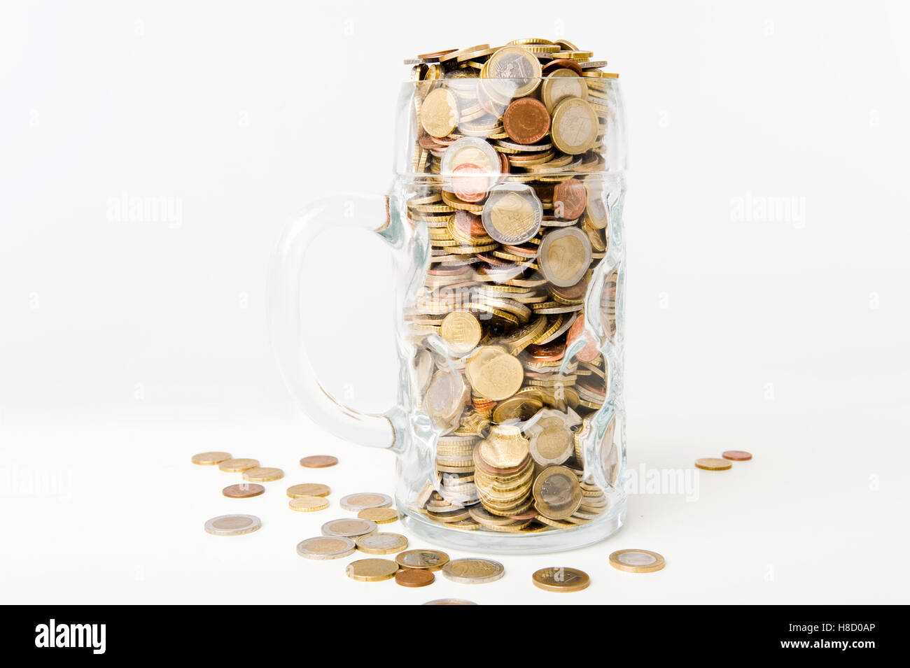 Viele Euro-Münzen im Glaskrug Stockfoto