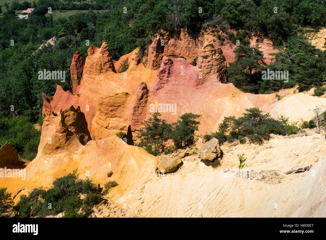 Erodierte Klippen, farbige ockerfarbenen Formationen, Le Sentier des Ocres, Ocker Trail, Roussillon, Vaucluse, Provence-Alpes-Côte d ' Azur Stockfoto