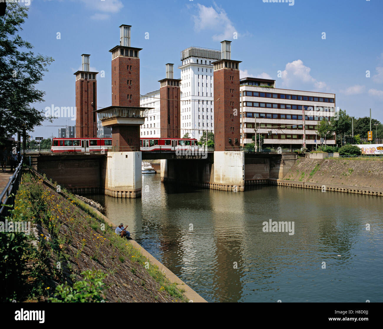 Schwanentor Aufhebung-Brücke und Hafenkontor, Innenhafen, Duisburg, Nordrhein-Westfalen Stockfoto