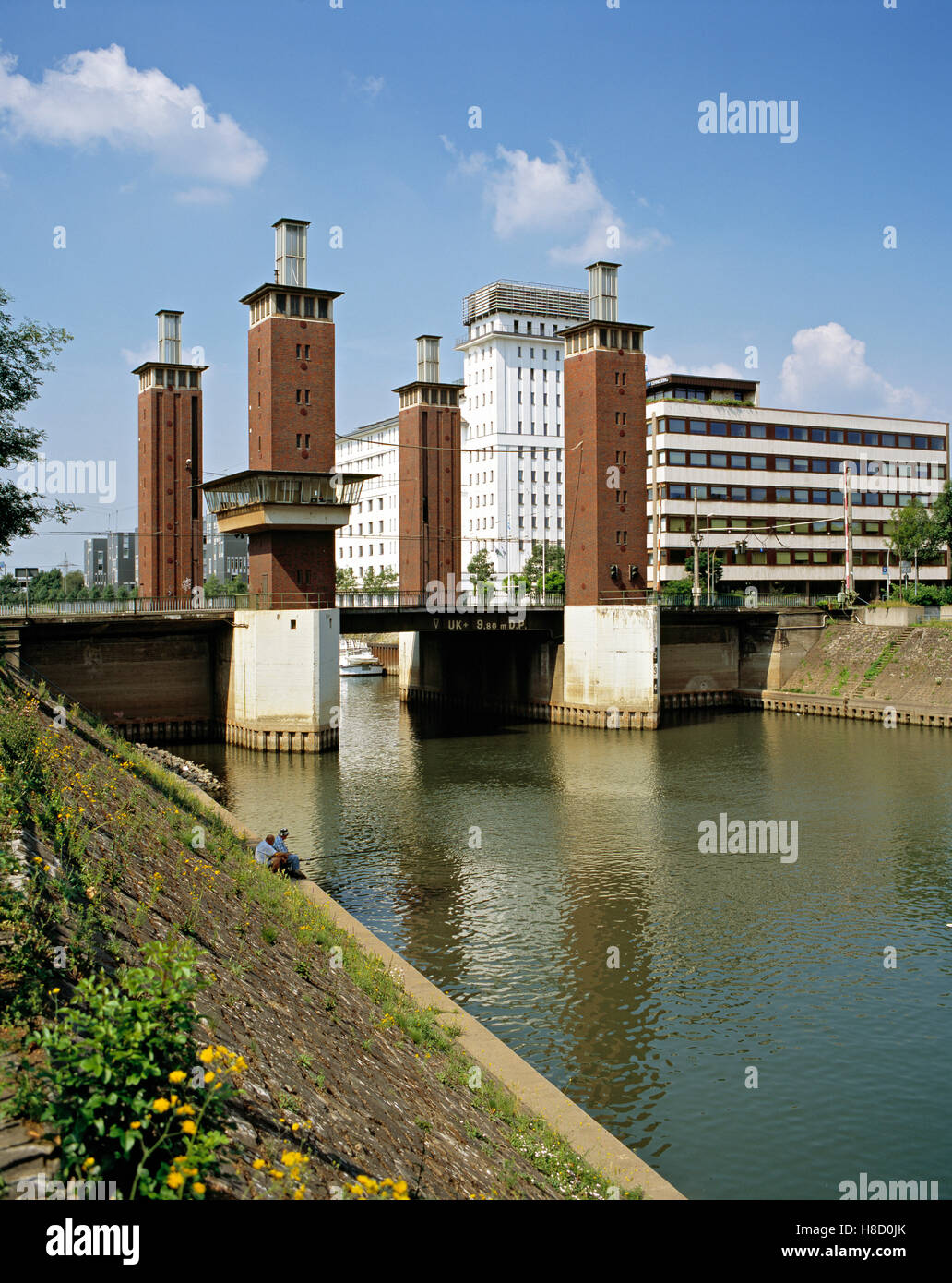 Schwanentor Aufhebung-Brücke und Hafenkontor, Innenhafen, Duisburg, Nordrhein-Westfalen Stockfoto
