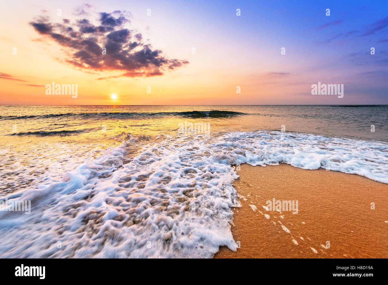 Tropischer Strand am wunderschönen Sonnenaufgang. Natur-Hintergrund Stockfoto