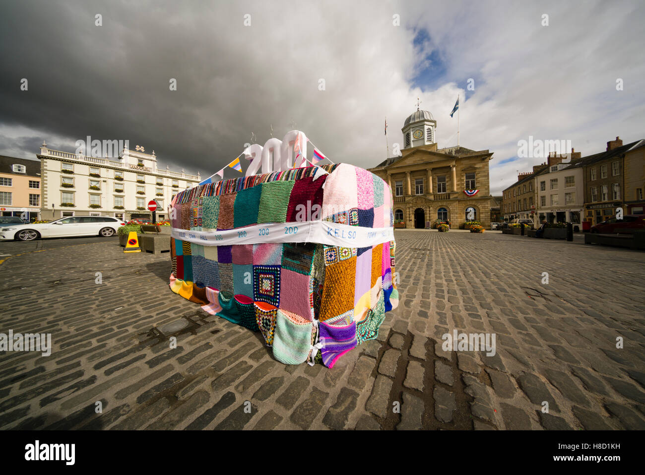 Kelso, Scottish Borders, UK - ein Quilt, wickeln Sie die Stein, 200 Jahre Rathausplatz; steinerne Skulptur ab 2015, Rathaus Stockfoto