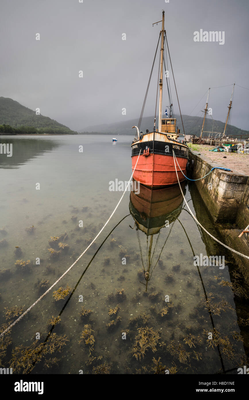 Die Vital Spark, Para handlich Boot aus den 1990er Jahren TV-Serie, basierend auf Neil Munros Bücher. Liegen im Hafen von Inveraray, im Jahr 2016. Stockfoto