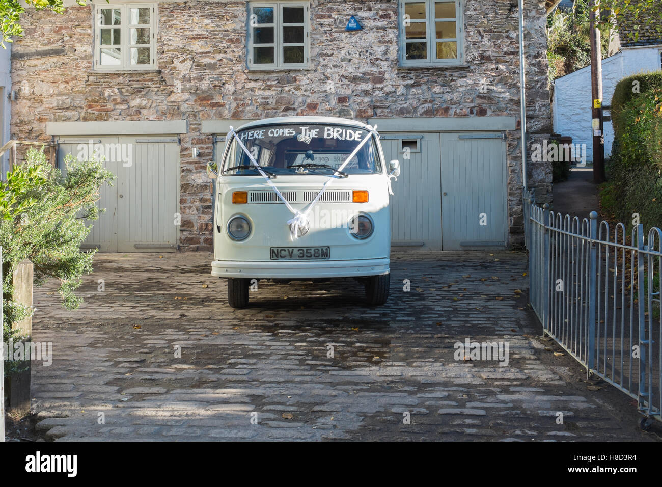 VW Wohnmobil als Hochzeitsauto geschmückt Stockfoto