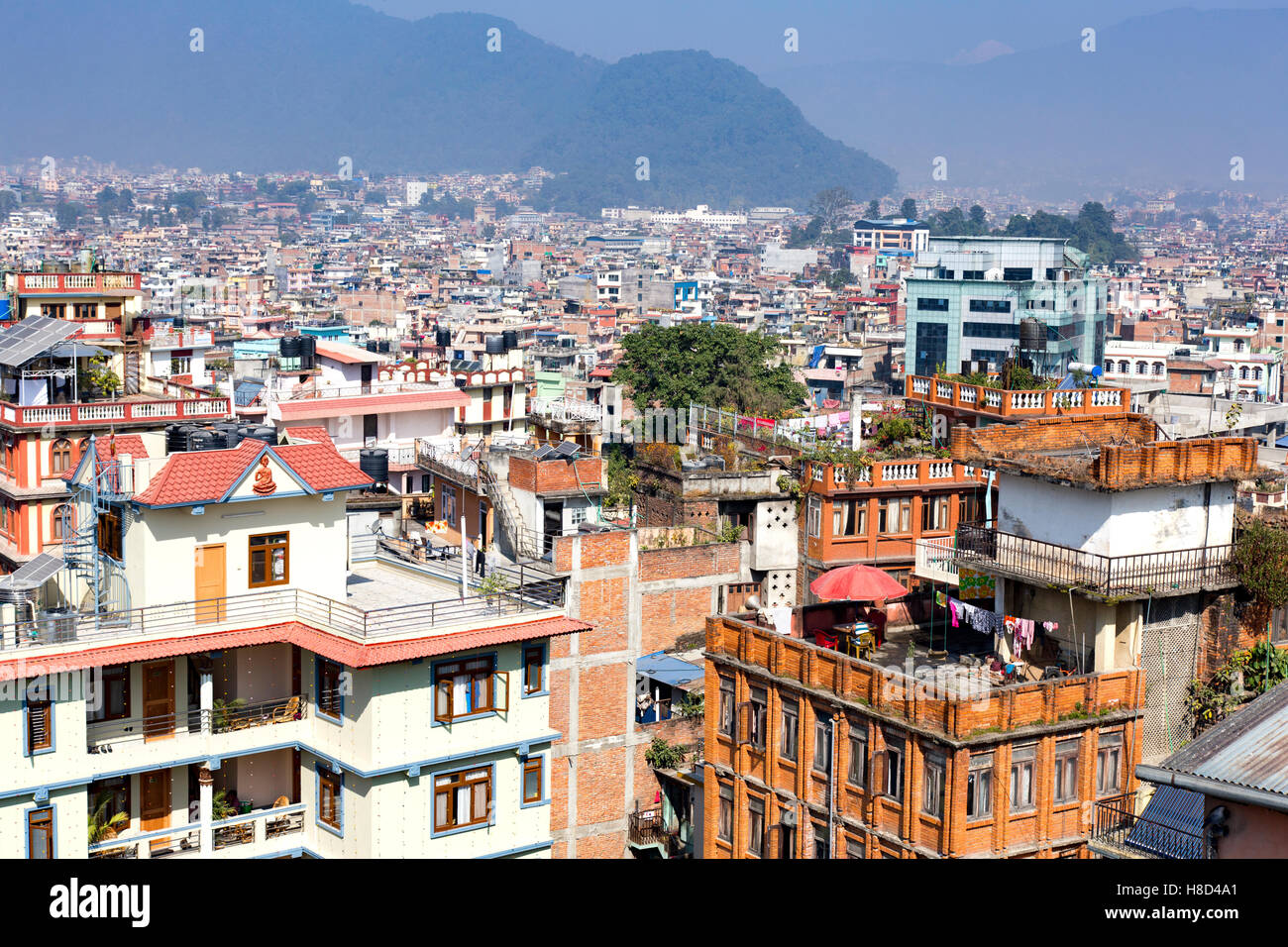 Gesamtansicht über den Dächern von Kathmandu aus einer erhöhten position Stockfoto