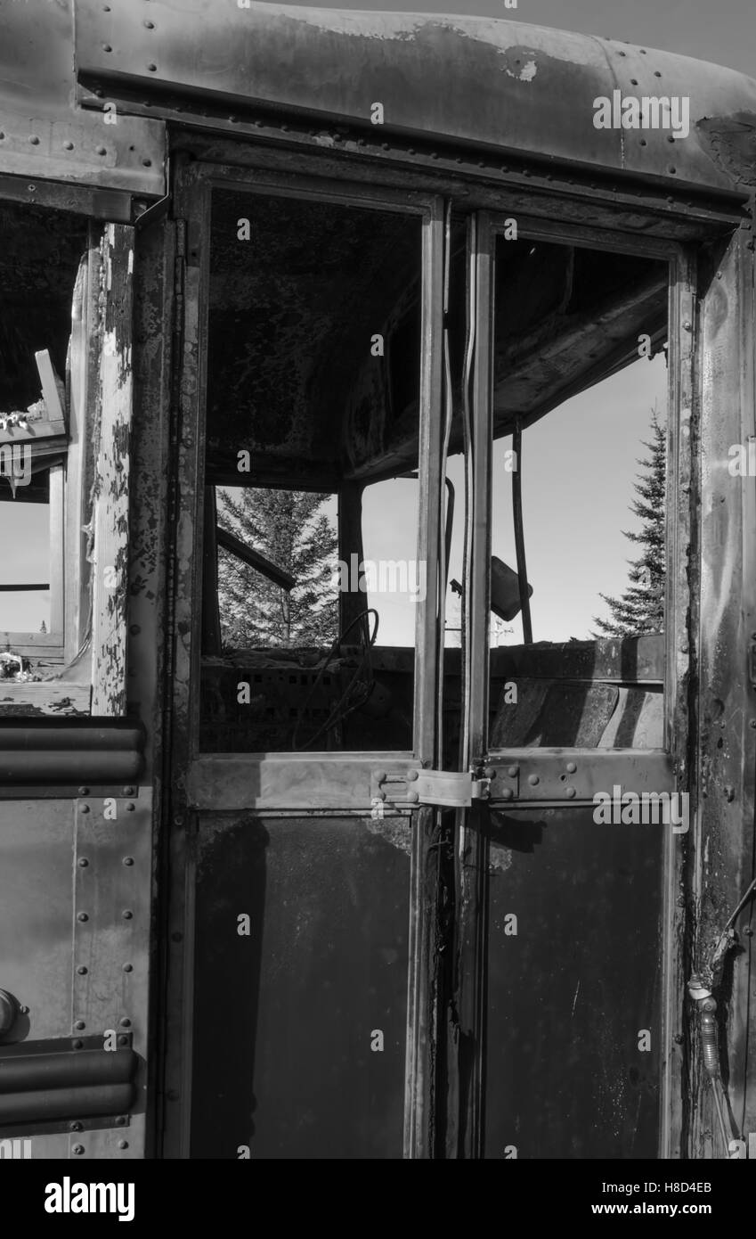 Ausgebrannt, Schulbus Tor für Studenten geöffnet werden Stockfoto