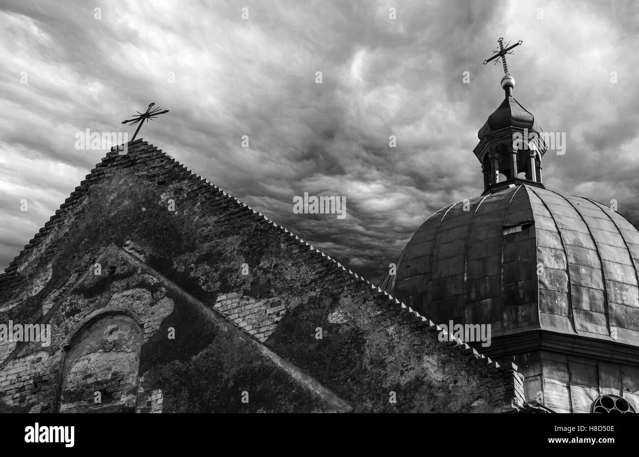 Ruine der alten und verlassenen orthodoxen Kirche gegen schwere Wolken, versammeln sich dunkle Wolken über orthodoxe Kirche in Ruine Stockfoto